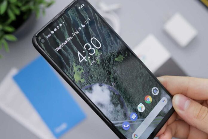 La creciente dependencia de los smartphones plantea un dilema en los entornos laborales: ¿hasta qué punto pueden las compañías limitar su uso?