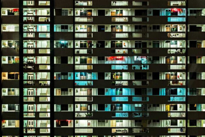 La Ley de Arrendamientos Urbanos protege a los inquilinos en casos de venta de edificios, pero exige requisitos específicos para ejercer este derecho.