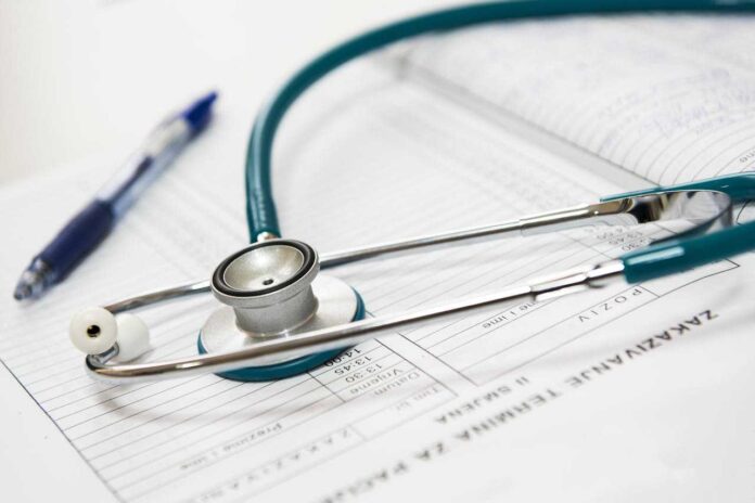 El permiso retribuido por hospitalización mantiene su vigencia durante el reposo domiciliario prescrito tras el alta hospitalaria